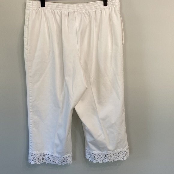 Alfred Dunner Lace Crochet Hem Detail Elastic Waist Cropped Pull On Pant Stretch - Picture 4 of 11